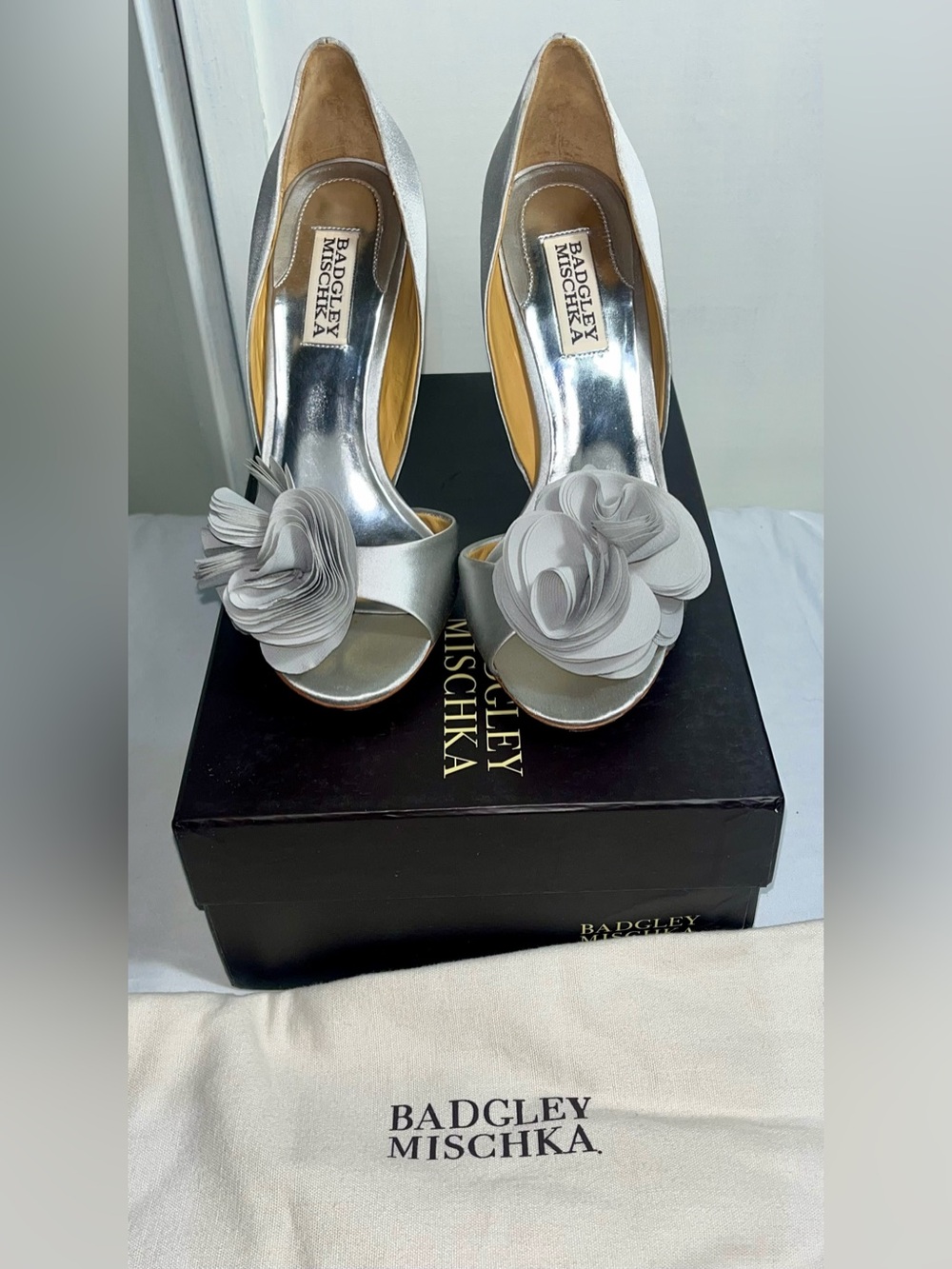 Badgley Mischka Women’s Size 7 Silver Floral Peep-Toe Heels